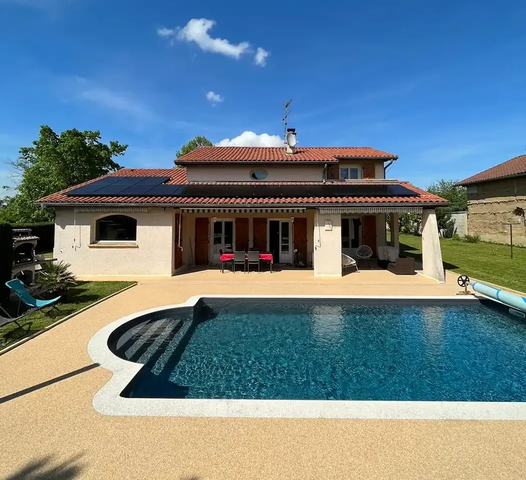 villa avec installation panneau photovoltaïque avec piscine chauffée