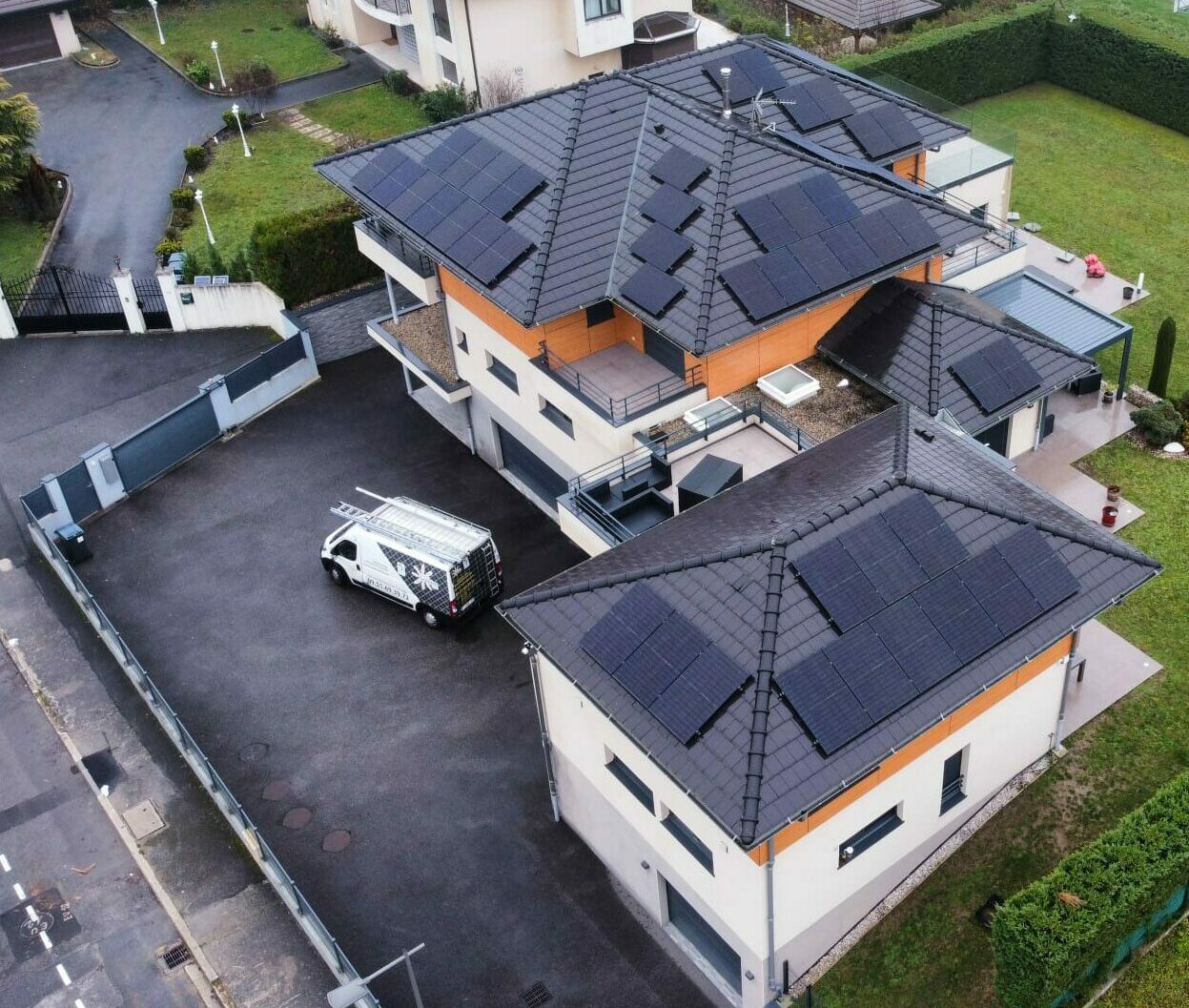 maison avec jardin et cour avec panneaux solaires