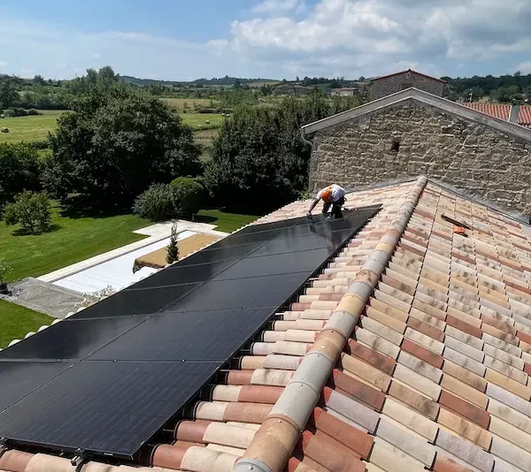 maison équipé d'une installation photovoltaïque vue piscine pose en portait