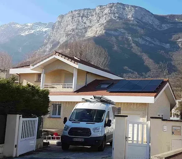 installation panneaux photovoltaïque maison en montagne