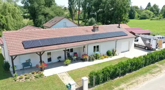 maison avec panneaux solaire photovoltaïque en longueur posé en portrait